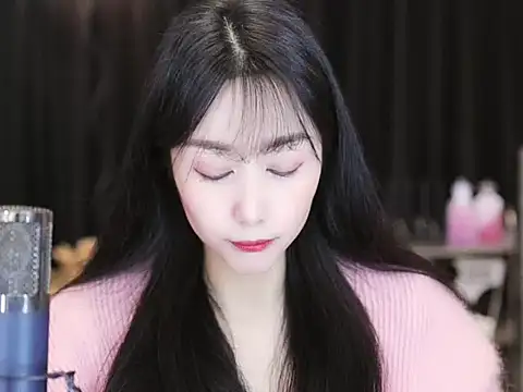 Snapshot of Nuyoah-77 chatting on 12/22/24, 02:49 Nuyoah-77 online show from 12/22/24, 02:49