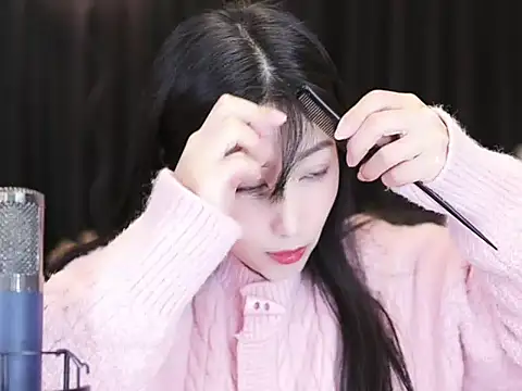 Snapshot of Nuyoah-77 chatting on 12/23/24, 03:01 Nuyoah-77 online show from 12/23/24, 03:01