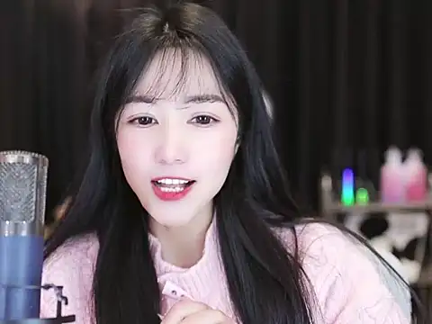 Snapshot of Nuyoah-77 chatting on 12/23/24, 06:05 Nuyoah-77 online show from 12/23/24, 06:05