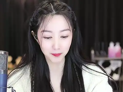 Snapshot of Nuyoah-77 chatting on 12/24/24, 06:06 Nuyoah-77 online show from 12/24/24, 06:06