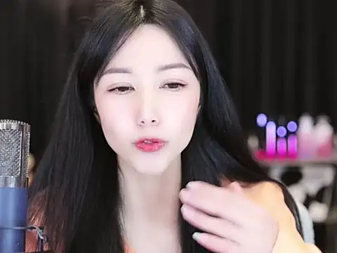 Snapshot of Nuyoah-77 chatting on 12/25/24, 04:11 Nuyoah-77 online show from 12/25/24, 04:11