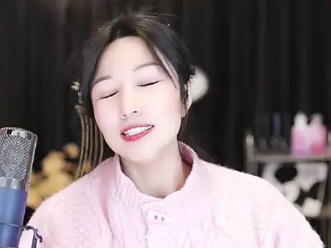 Snapshot of Nuyoah-77 chatting on 12/26/24, 06:33 Nuyoah-77 online show from 12/26/24, 06:33