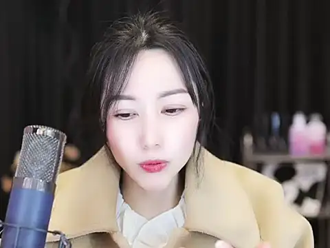 Snapshot of Nuyoah-77 chatting on 12/28/24, 03:59 Nuyoah-77 online show from 12/28/24, 03:59