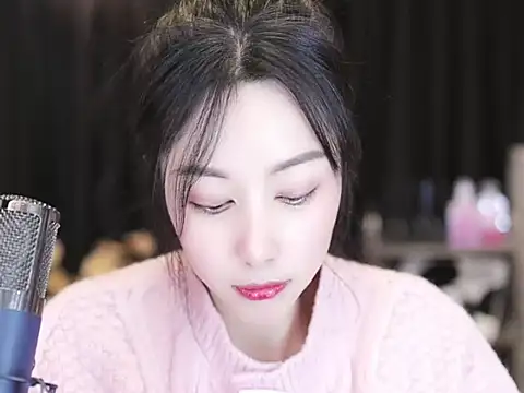 Snapshot of Nuyoah-77 chatting on 01/06/25, 04:13 Nuyoah-77 online show from 01/06/25, 04:13