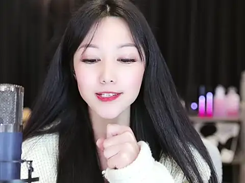 Snapshot of Nuyoah-77 chatting on 01/13/25, 05:02 Nuyoah-77 online show from 01/13/25, 05:02