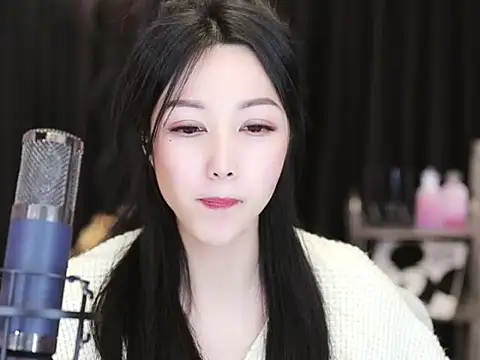 Snapshot of Nuyoah-77 chatting on 01/15/25, 04:11 Nuyoah-77 online show from 01/15/25, 04:11