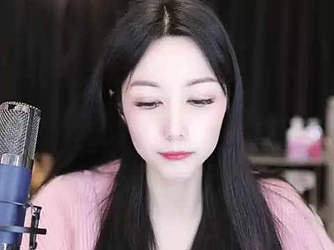 Snapshot of Nuyoah-77 chatting on 01/22/25, 04:02 Nuyoah-77 online show from 01/22/25, 04:02