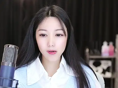 Snapshot of Nuyoah-77 chatting on 01/23/25, 04:04 Nuyoah-77 online show from 01/23/25, 04:04