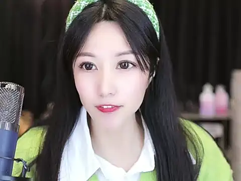 Snapshot of Nuyoah-77 chatting on 01/24/25, 07:07 Nuyoah-77 online show from 01/24/25, 07:07