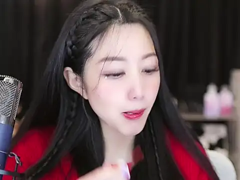 Snapshot of Nuyoah-77 chatting on 02/02/25, 01:52 Nuyoah-77 online show from 02/02/25, 01:52