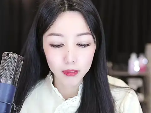 Snapshot of Nuyoah-77 chatting on 02/03/25, 02:24 Nuyoah-77 online show from 02/03/25, 02:24