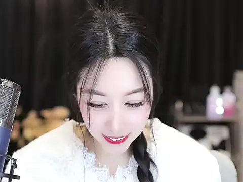 Snapshot of Nuyoah-77 chatting on 02/04/25, 07:00 Nuyoah-77 online show from 02/04/25, 07:00