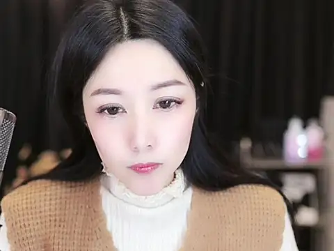 Snapshot of Nuyoah-77 chatting on 02/05/25, 02:48 Nuyoah-77 online show from 02/05/25, 02:48