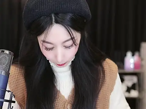 Snapshot of Nuyoah-77 chatting on 02/05/25, 05:53 Nuyoah-77 online show from 02/05/25, 05:53