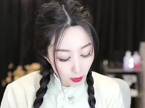 Snapshot of Nuyoah-77 chatting on 02/08/25, 02:05 Nuyoah-77 online show from 02/08/25, 02:05