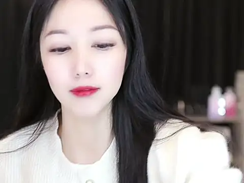 Snapshot of Nuyoah-77 chatting on 02/10/25, 02:37 Nuyoah-77 online show from 02/10/25, 02:37