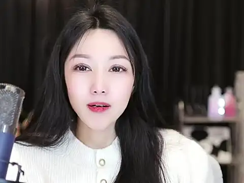 Snapshot of Nuyoah-77 chatting on 02/10/25, 05:41 Nuyoah-77 online show from 02/10/25, 05:41