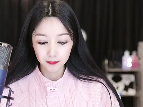 Snapshot of Nuyoah-77 chatting on 02/11/25, 04:13 Nuyoah-77 online show from 02/11/25, 04:13