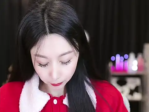 Snapshot of Nuyoah-77 chatting on 02/13/25, 02:31 Nuyoah-77 online show from 02/13/25, 02:31