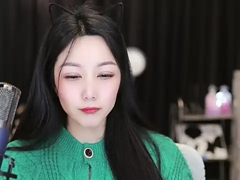 Snapshot of Nuyoah-77 chatting on 02/17/25, 06:26 Nuyoah-77 online show from 02/17/25, 06:26