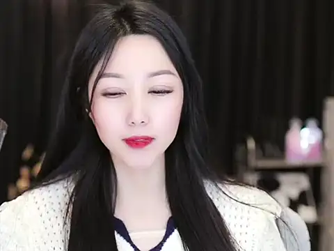 Snapshot of Nuyoah-77 chatting on 02/18/25, 06:26 Nuyoah-77 online show from 02/18/25, 06:26