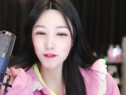 Snapshot of Nuyoah-77 chatting on 02/19/25, 08:20 Nuyoah-77 online show from 02/19/25, 08:20