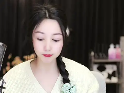 Snapshot of Nuyoah-77 chatting on 03/08/25, 06:47 Nuyoah-77 online show from 03/08/25, 06:47