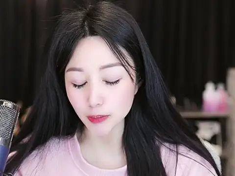 Snapshot of Nuyoah-77 chatting on 03/11/25, 05:57 Nuyoah-77 online show from 03/11/25, 05:57