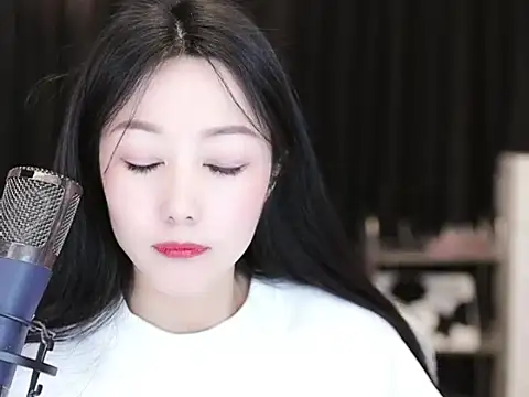 Snapshot of Nuyoah-77 chatting on 03/18/25, 06:04 Nuyoah-77 online show from 03/18/25, 06:04