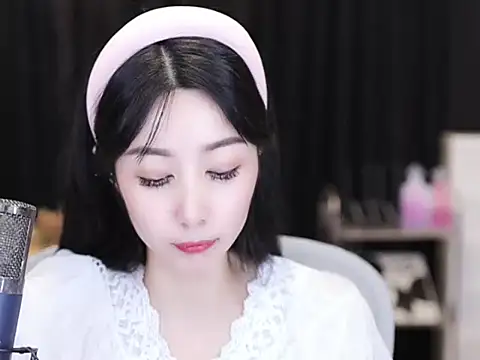 Snapshot of Nuyoah-77 chatting on 09/11/25, 04:07 Nuyoah-77 online show from 09/11/25, 04:07