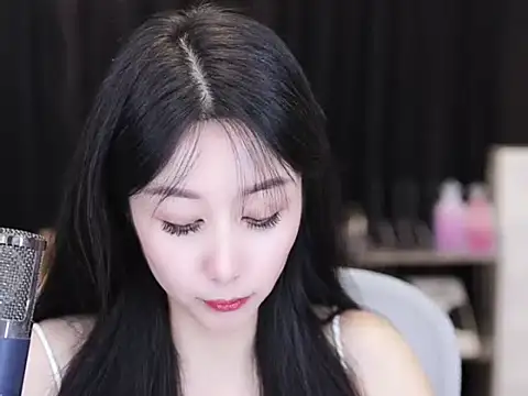 Snapshot of Nuyoah-77 chatting on 09/13/25, 04:18 Nuyoah-77 online show from 09/13/25, 04:18