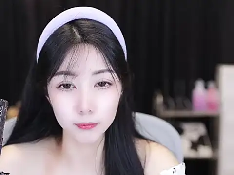 Snapshot of Nuyoah-77 chatting on 09/14/25, 04:39 Nuyoah-77 online show from 09/14/25, 04:39