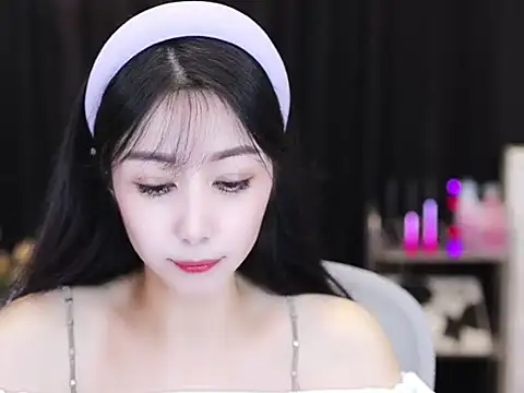 Snapshot of Nuyoah-77 chatting on 09/15/25, 04:51 Nuyoah-77 online show from 09/15/25, 04:51