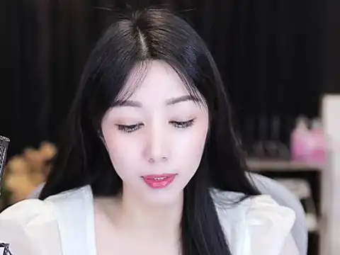 Snapshot of Nuyoah-77 chatting on 09/17/25, 04:30 Nuyoah-77 online show from 09/17/25, 04:30