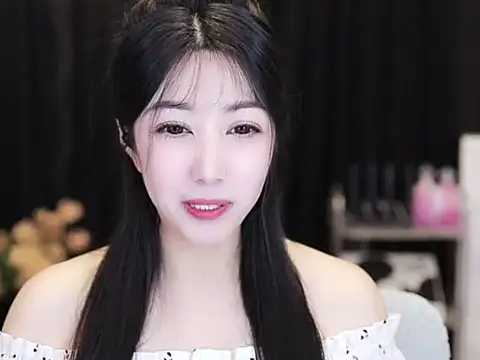 Snapshot of Nuyoah-77 chatting on 09/20/25, 04:30 Nuyoah-77 online show from 09/20/25, 04:30