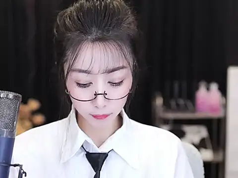 Snapshot of Nuyoah-77 chatting on 09/23/25, 03:59 Nuyoah-77 online show from 09/23/25, 03:59