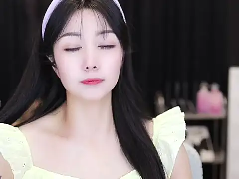 Snapshot of Nuyoah-77 chatting on 09/24/25, 04:21 Nuyoah-77 online show from 09/24/25, 04:21