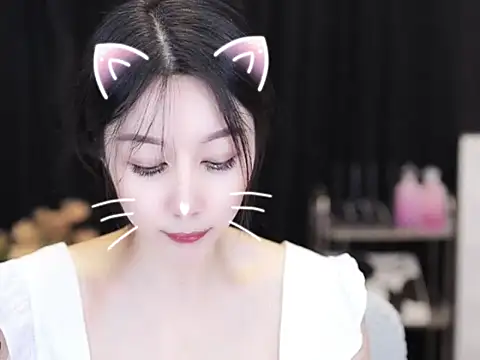 Snapshot of Nuyoah-77 chatting on 09/26/25, 04:00 Nuyoah-77 online show from 09/26/25, 04:00