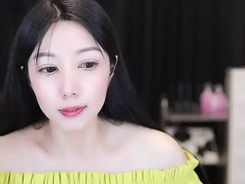 Snapshot of Nuyoah-77 chatting on 10/05/25, 04:05 Nuyoah-77 online show from 10/05/25, 04:05