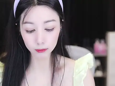 Snapshot of Nuyoah-77 chatting on 10/07/25, 04:04 Nuyoah-77 online show from 10/07/25, 04:04