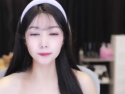 Snapshot of Nuyoah-77 chatting on 10/14/25, 03:57 Nuyoah-77 online show from 10/14/25, 03:57