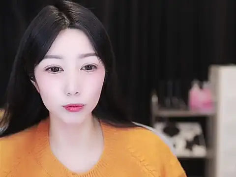 Snapshot of Nuyoah-77 chatting on 10/15/25, 02:50 Nuyoah-77 online show from 10/15/25, 02:50