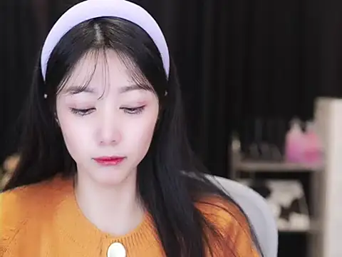 Snapshot of Nuyoah-77 chatting on 10/16/25, 03:57 Nuyoah-77 online show from 10/16/25, 03:57