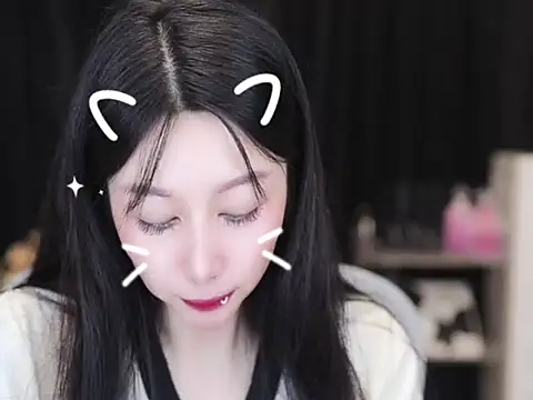 Snapshot of Nuyoah-77 chatting on 10/17/25, 03:47 Nuyoah-77 online show from 10/17/25, 03:47