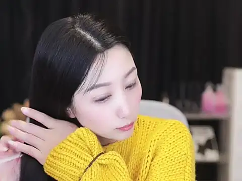 Snapshot of Nuyoah-77 chatting on 10/18/25, 03:13 Nuyoah-77 online show from 10/18/25, 03:13