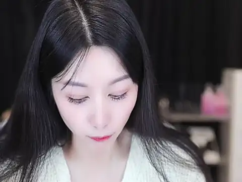 Snapshot of Nuyoah-77 chatting on 10/19/25, 03:56 Nuyoah-77 online show from 10/19/25, 03:56