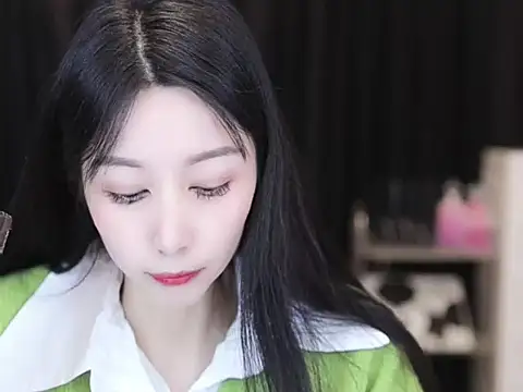 Snapshot of Nuyoah-77 chatting on 10/21/25, 04:30 Nuyoah-77 online show from 10/21/25, 04:30