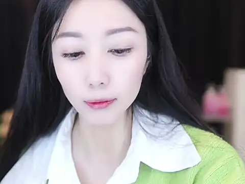 Snapshot of Nuyoah-77 chatting on 10/23/25, 12:10 Nuyoah-77 online show from 10/23/25, 12:10