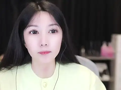 Snapshot of Nuyoah-77 chatting on 10/25/25, 03:18 Nuyoah-77 online show from 10/25/25, 03:18