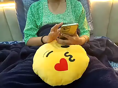 Snapshot of GoldnessAishu chatting on 12/11/24, 12:55 GoldnessAishu online show from 12/11/24, 12:55